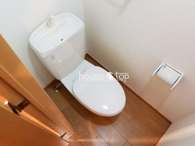 トイレ　水廻りも綺麗にリフォーム済みですよ♪