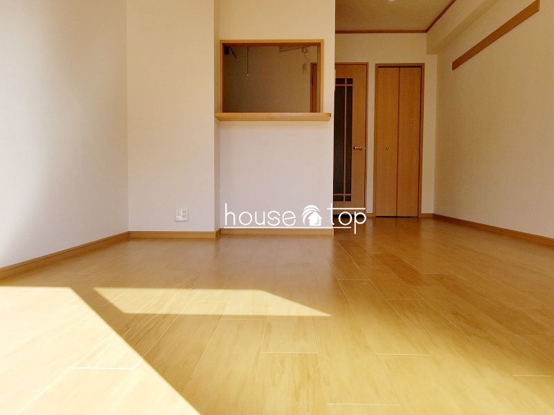 居室・リビング　広々洋室8.4帖！家具の配置も困りませんね♪