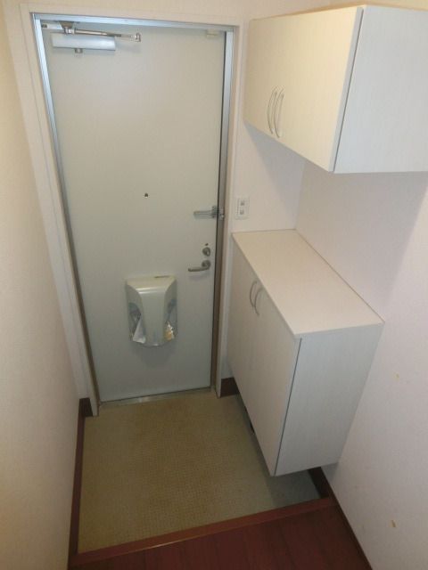 玄関　玄関にも収納があります