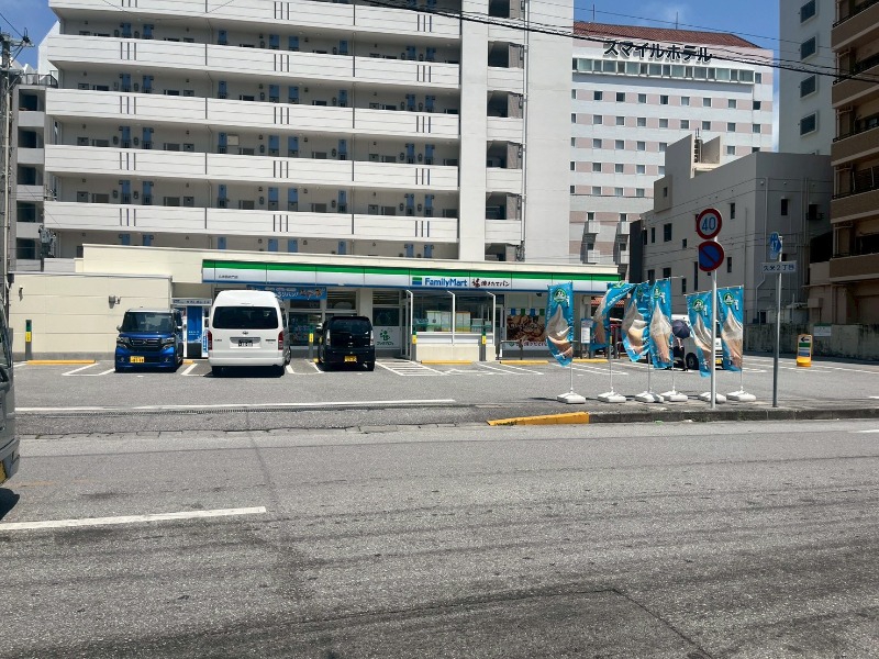 コンビニ　ファミリーマート久米西武門店（コンビニ）まで39m