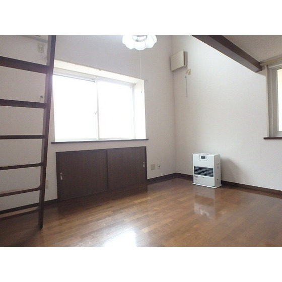 居室・リビング　南向きのお部屋です