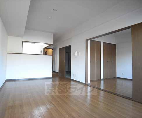 居室・リビング　広く明るい室内。