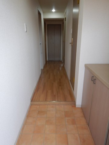 玄関　岡山市中区倉田　ネクスト倉田西館　3LDK　玄関