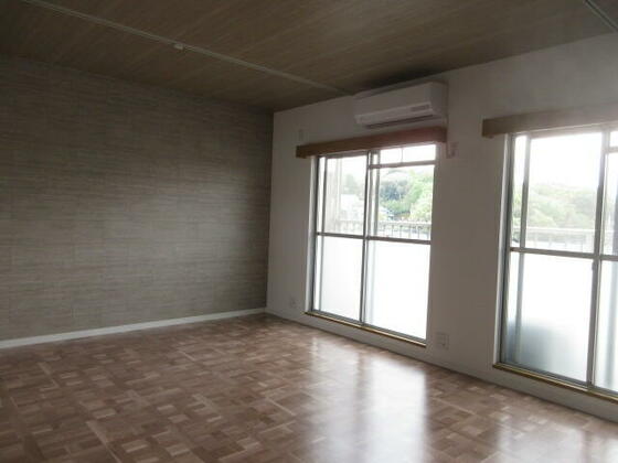 居室・リビング　エアコン付き・おしゃれなアクセントクロス