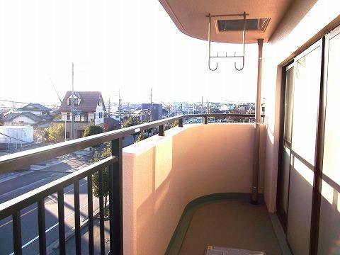 バルコニー　室内写真は別部屋の写真です。
