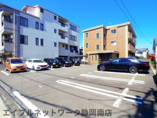 駐車場　駐車場に車を止められます