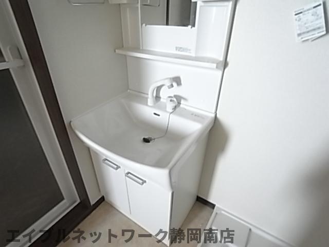 洗面設備　ゆったりとスペースのある洗面所