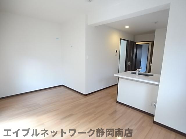 居室・リビング　こちらの居間で趣味の時間をお楽しみください