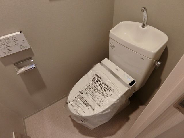 トイレ　落ち着いた色調のトイレです