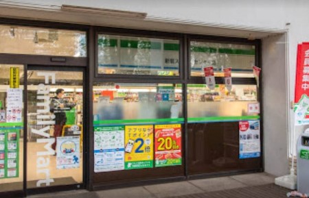 コンビニ　ファミリーマート新宿スポーツセンター店（コンビニ）まで707m
