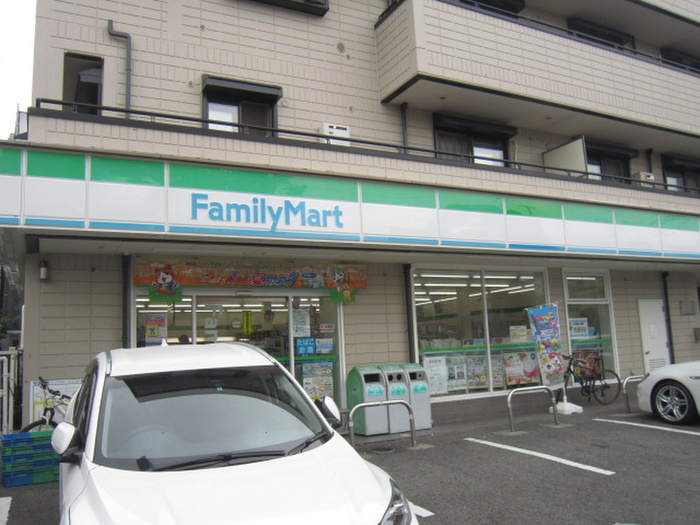 コンビニ　ファミリーマート（コンビニ）まで210m
