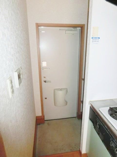 玄関　玄関は下駄箱付き