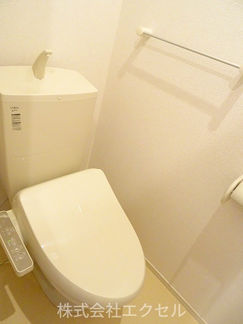 トイレ　温水洗浄便座です。