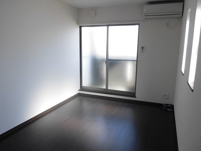居室・リビング　白い壁と黒い床が綺麗さを引き立たせるお部屋です。