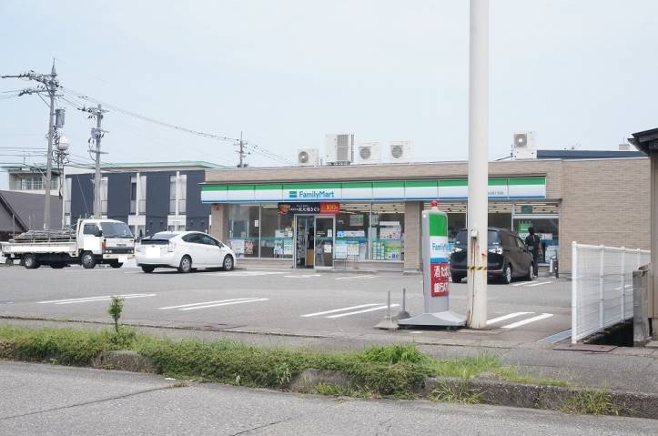 コンビニ　ファミリーマート（コンビニ）まで179m
