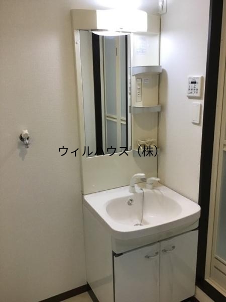 洗面設備　便利な棚付き！