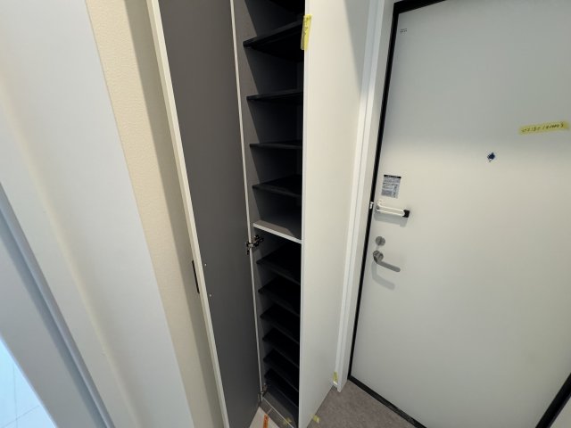 玄関　同マンションの同間取り301号室画像