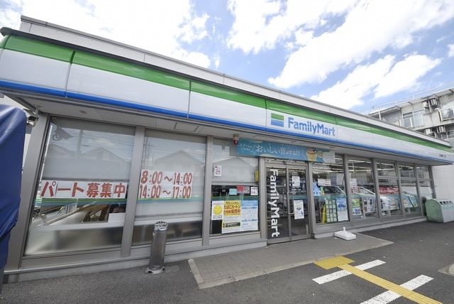 コンビニ　ファミリーマート草加瀬崎二丁目店（コンビニ）まで263m