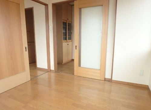 その他部屋・スペース　落ち着いた色調の寝室です