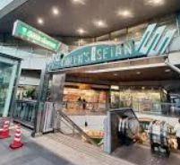 スーパー　クイーンズ伊勢丹新高円寺店（スーパー）まで221m