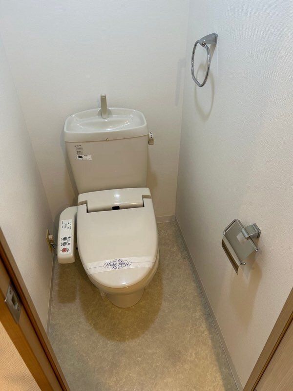 トイレ　同物件別部屋写真