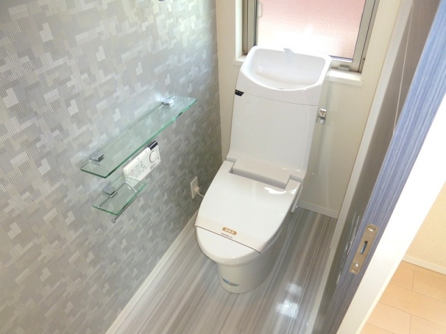 トイレ　温水洗浄便暖房座付きのトイレです！