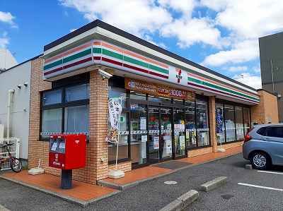 コンビニ　セブンイレブン（コンビニ）まで730m