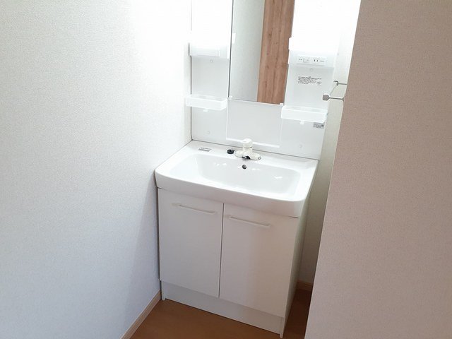 洗面設備　明るい洗面所です