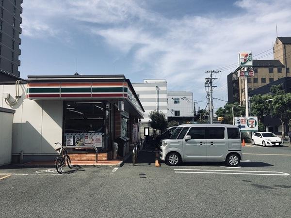 コンビニ　セブンイレブン（コンビニ）まで329m