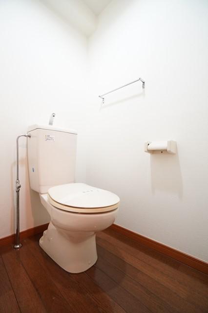トイレ　落ち着いた色調のトイレです