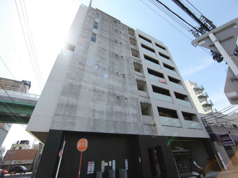 建物外観　オシャレなエントランス　オートロック　宅配ＢＯＸ付　家具家電