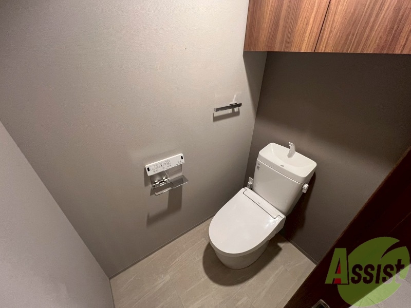 トイレ　トイレは収納スペースがあり備品を入れておくことができます。