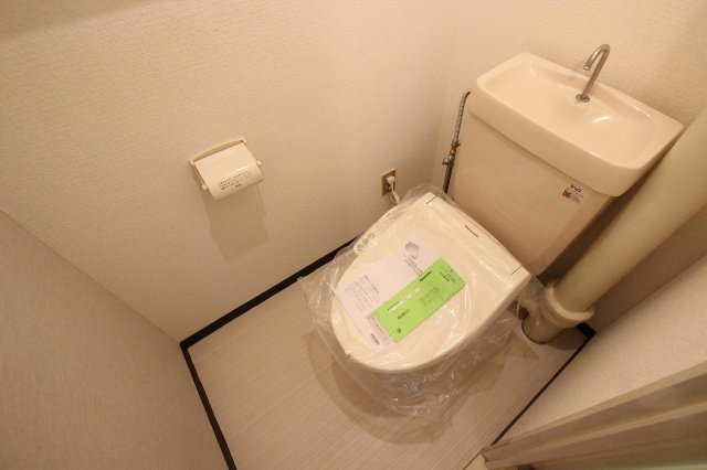 トイレ　同物件別号室のものです。