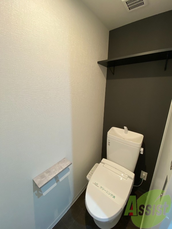 トイレ　トイレは温水洗浄便座付きで、上部には収納スペースも！