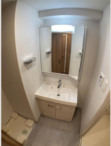 洗面設備　※写真は同じマンションの違う部屋のものになります。