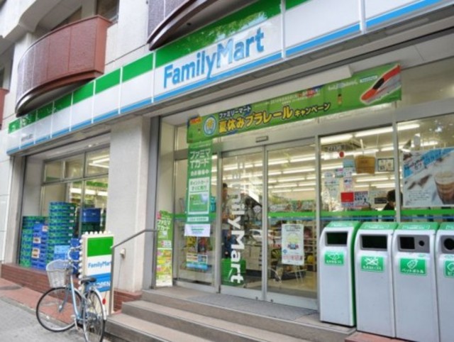 コンビニ　ファミリーマート新宿中央公園店（コンビニ）まで244m