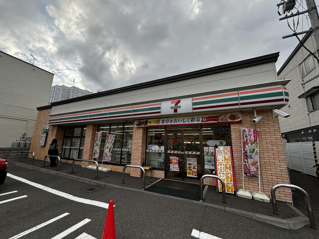 コンビニ　セブンイレブン札幌発寒6条店（コンビニ）まで159m