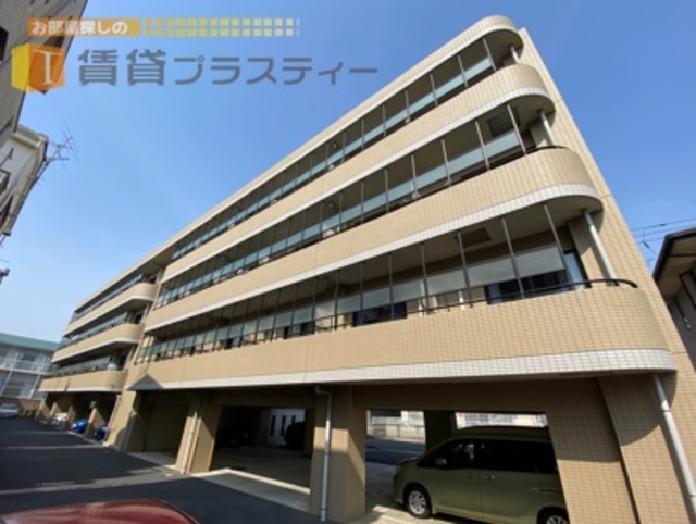 建物外観　信号機一つもなしで、駅まで直線。