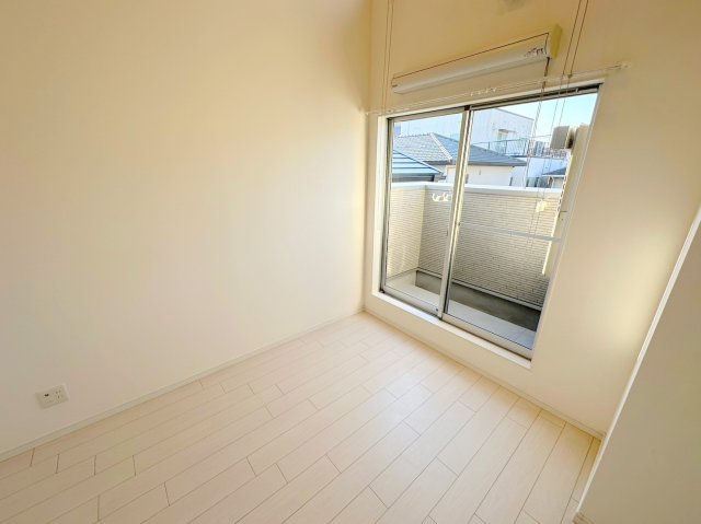 その他部屋・スペース　窓が大きいので圧迫感がありません。日光浴が日課になりそう。