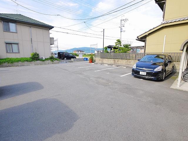 駐車場　駐車場があるので、車を買う予定の方も安心です