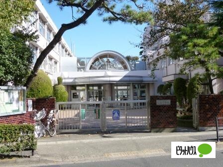小学校　世田谷区立松丘小学校（小学校）まで560m