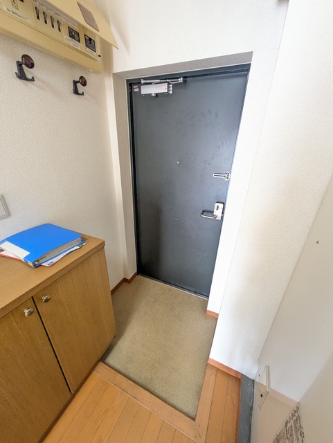 玄関　※クリーニング前の写真です。