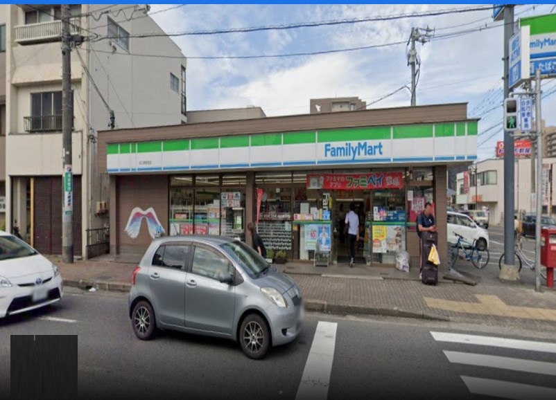 コンビニ　ファミリーマート 旭三郷駅前店（コンビニ）まで272m