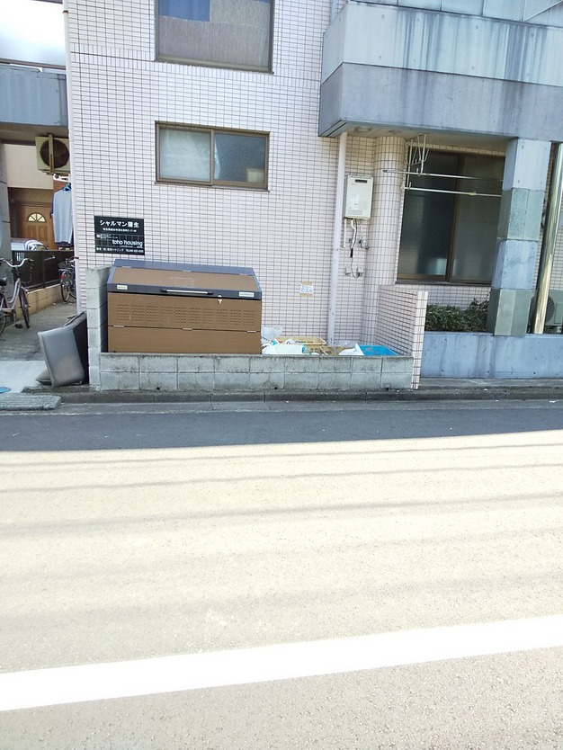 エントランス　敷地内ゴミ置き場