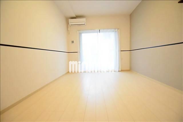 居室・リビング　８．３帖のお部屋で快適な一人暮らしが出来ます☆