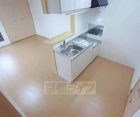 キッチン　上下に収納付きキッチン。２口コンロ設置可