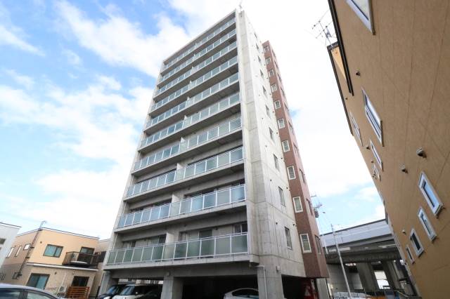 建物外観　周辺に高層が無いので目立ちます♪