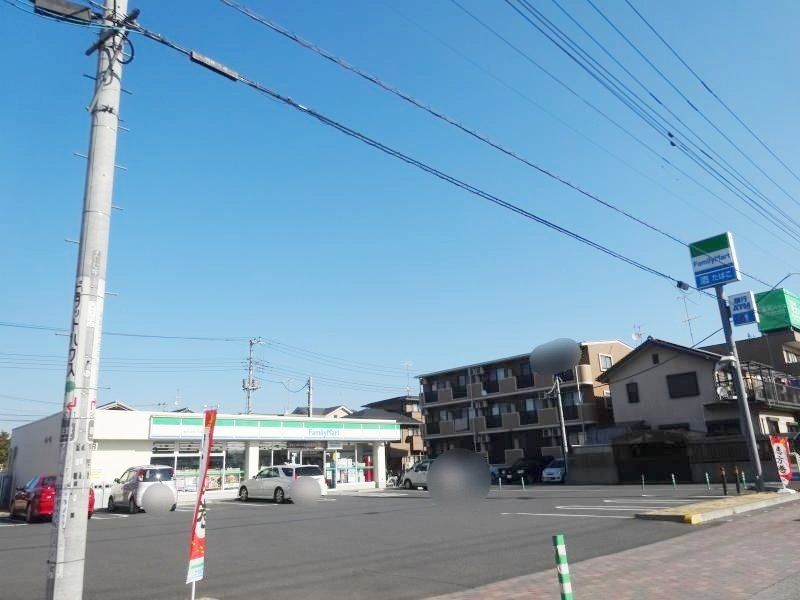 コンビニ　ファミリーマート越谷七左町二丁目店（コンビニ）まで240m