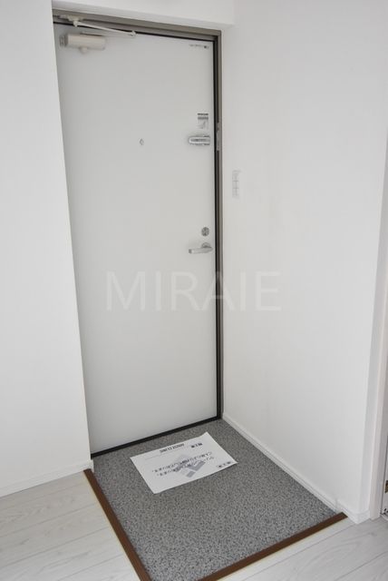 玄関　※別号室の参考写真になります。