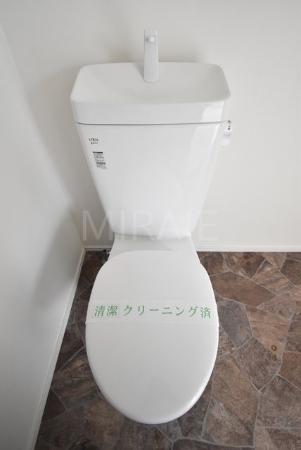 トイレ　※別号室の参考写真になります。